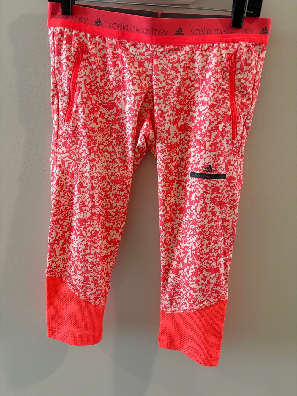 NWOT Stella McCartney Coral and White Printed Crop Leggings